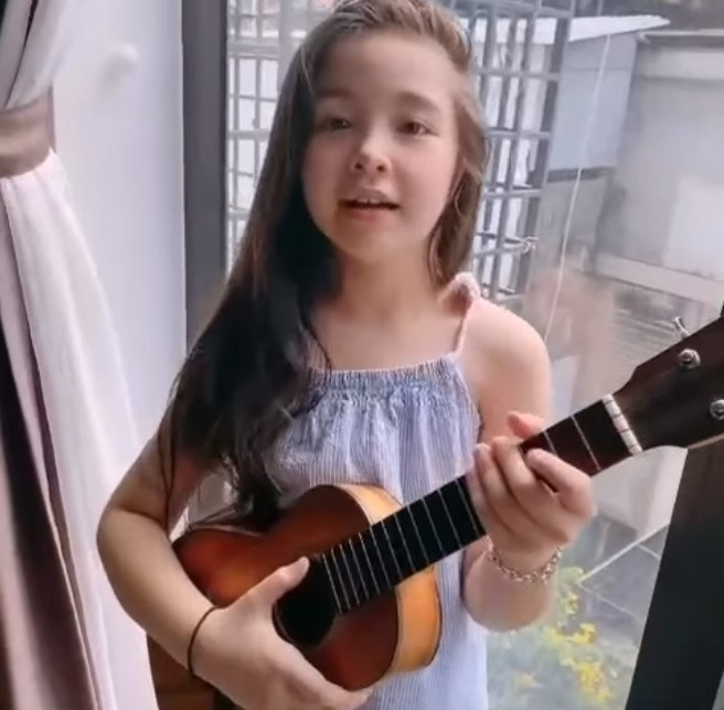 Con gái Elly Trần còn biết chơi nhạc cụ, thích hát...