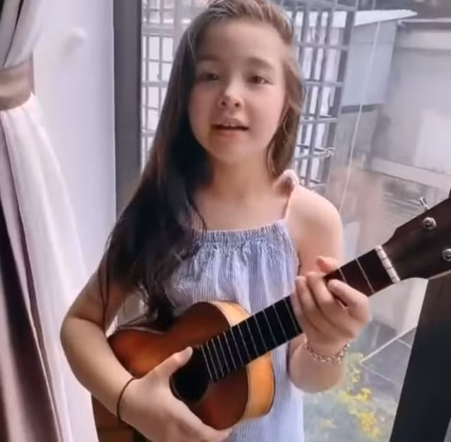Con gái Elly Trần còn biết chơi nhạc cụ, thích hát...