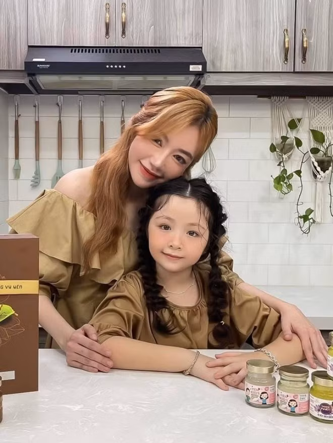 Trong ngôn ngữ giao tiếp hằng ngày, nữ diễn viên tỏ ra nghiêm khắc khi yêu cầu con nói có có đầu có đuôi khi muốn xin mẹ một điều gì đó. Bé phải biết nói lời "cảm ơn" và mẹ Elly cũng không quên đáp lại: "Cảm ơn con".