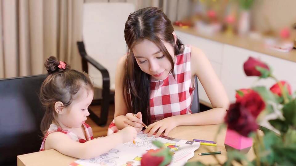 Elly Trần còn dạy hai nhóc tì lai Tây song ngữ, nói chuyện hàng ngày với con bằng cả tiếng Việt lẫn tiếng Anh.