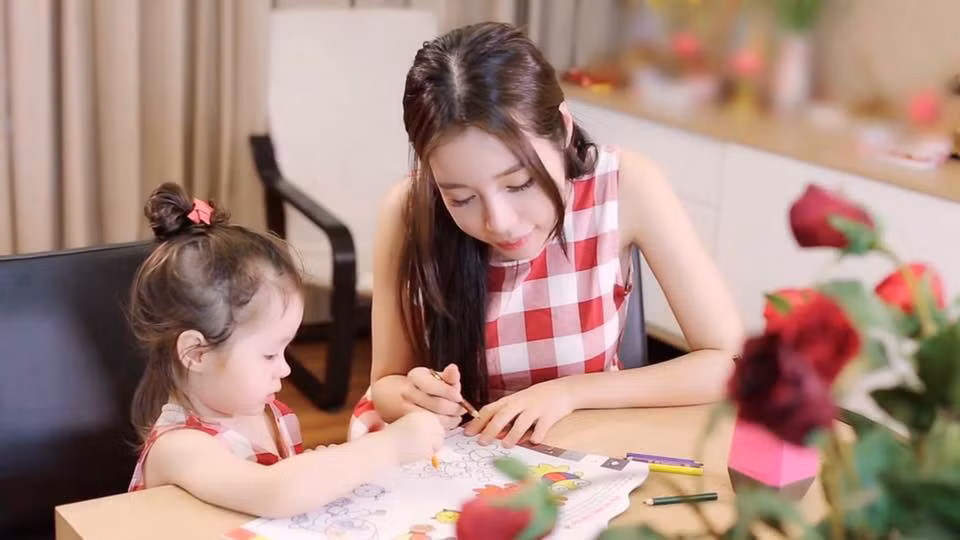 Elly Trần còn dạy hai nhóc tì lai Tây song ngữ, nói chuyện hàng ngày với con bằng cả tiếng Việt lẫn tiếng Anh.