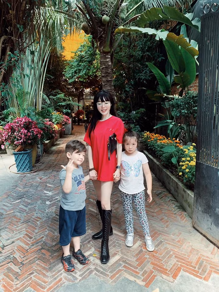 Đang bức xúc tố chồng Tây lăng nhăng, thế nhưng trong mỗi bài chia sẻ của Elly Trần cũng có thể nhận thấy hai con của cô dù còn nhỏ nhưng rất hiểu chuyện.