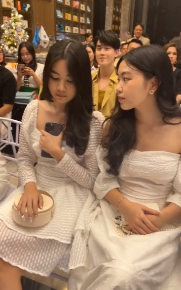 Dù được cưng chiều nhưng hai nàng công chúa luôn biết cách cư xử lịch thiệp, khiêm tốn, duyên dáng và nhẹ nhàng ở nơi đông người. Ảnh cắt clip Facebook MC Quyền Linh.