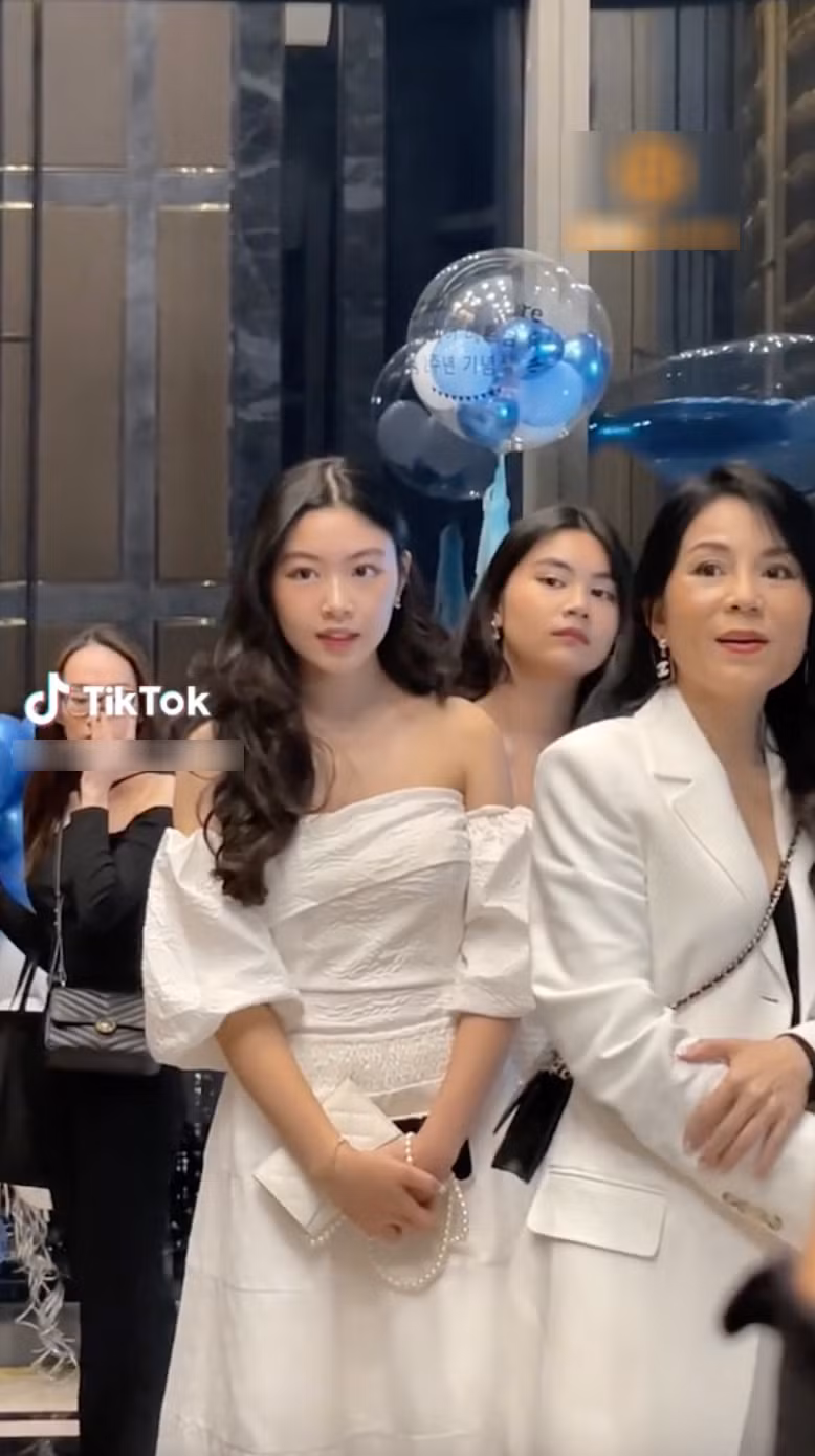 Nhan sắc như 3 chị em của bà xã Quyền Linh và 2 con gái lớn được nam MC ưu ái gọi là "dàn siêu mẫu nhà tôi". Ảnh: TikTok Bee News.