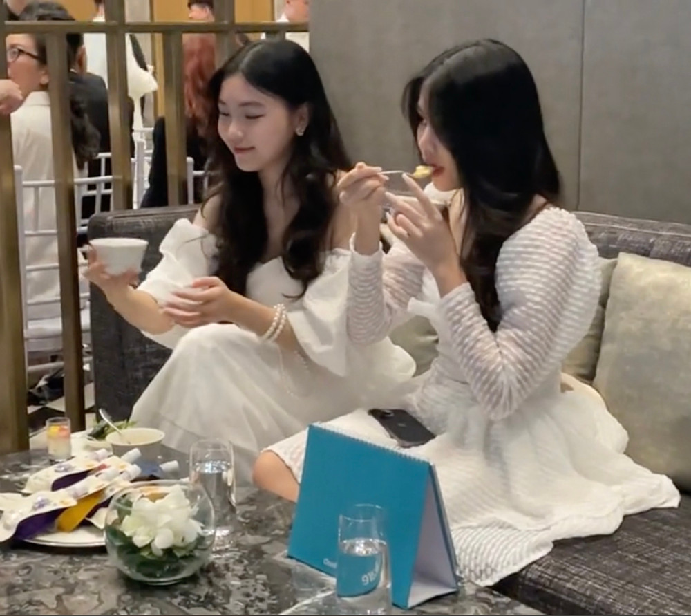Tham gia một buổi tiệc trà có sự góp mặt của loạt sao Việt, hai ái nữ nhà MC Quyền Linh vẫn được săn đón, nhiều người xin quay video và chụp ảnh cùng. Ảnh: TikTok @xun1203.