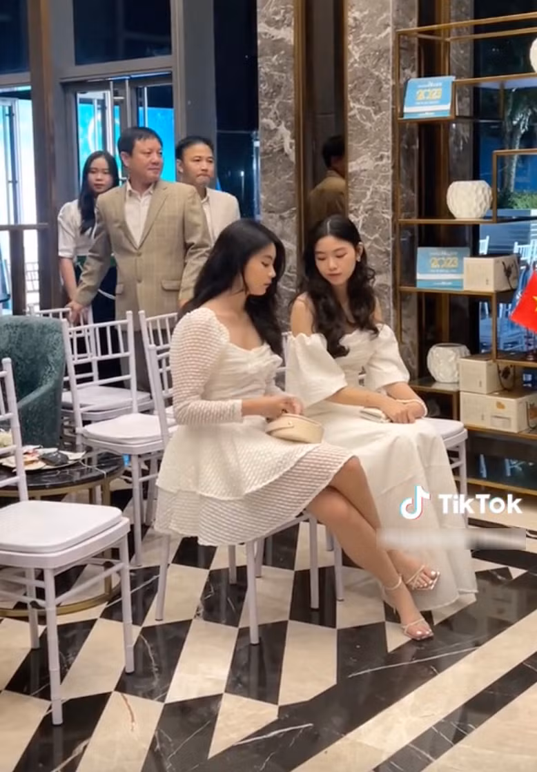 Vóc dáng như người mẫu của hai ái nữ khiến ai ngắm cũng mê. Ảnh: TikTok Bee News.