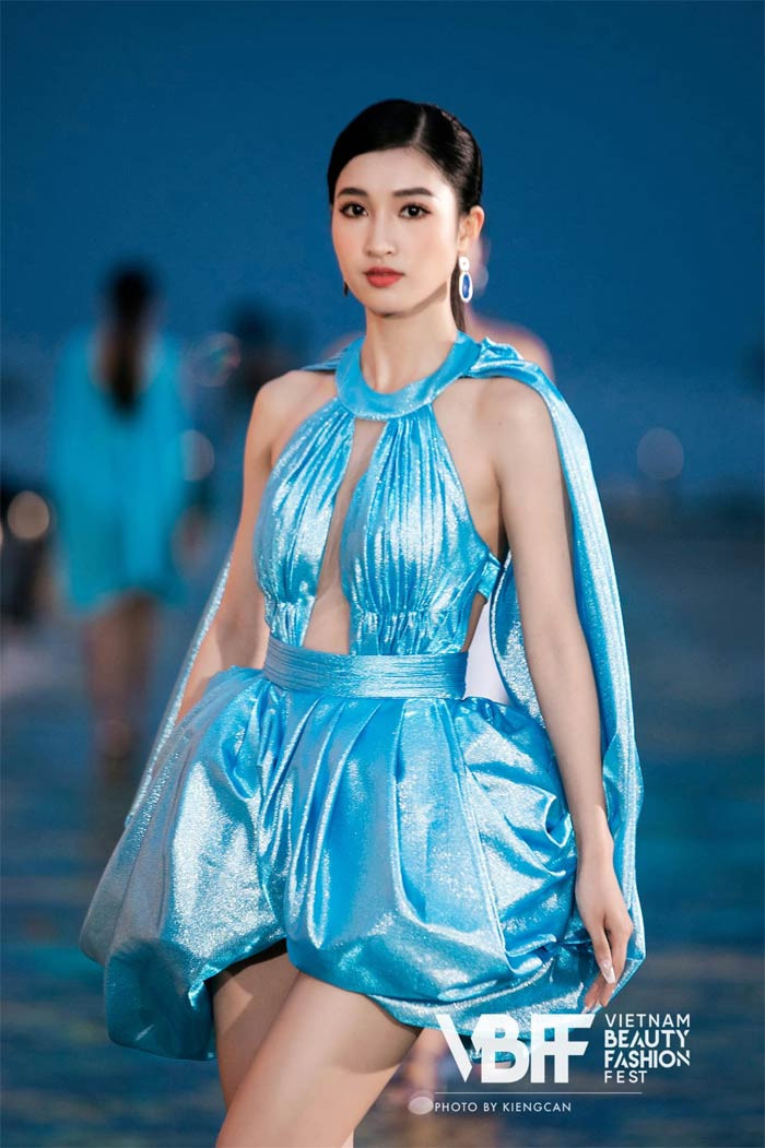 Phương Nhi tự tin sải bước trên sàn catwalk.