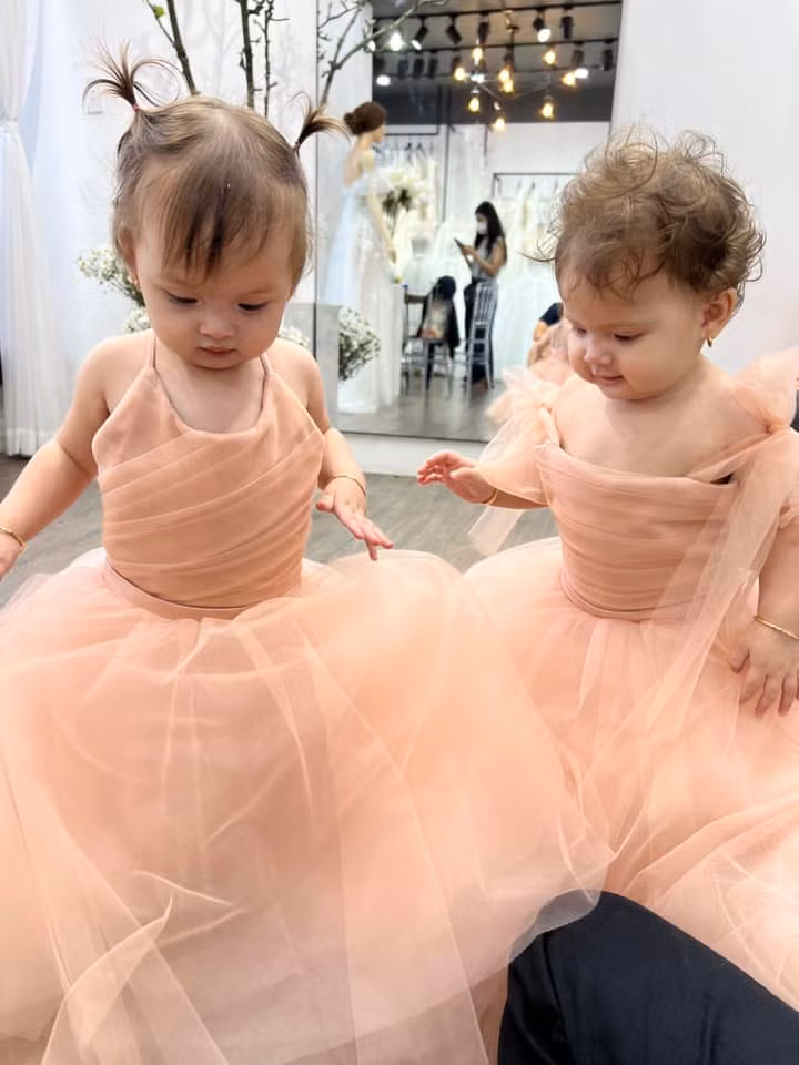 Cặp song sinh lai Tây của Diễm Châu hóa công chúa siêu đáng yêu Cap song sinh lai Tay cua Diem Chau hoa cong chua sieu dang yeu