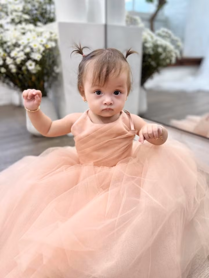 Công chúa nhỏ chịu khó tương tác với máy ảnh.