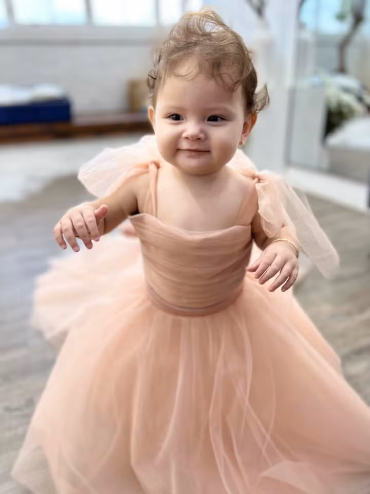 Để đón hai con, Diễm Châu từng chi tiền tỷ sang Thái Lan thụ tinh nhân tạo mang song thai. Cô còn suýt mất tử cung trong ca mổ bắt thai đôi.