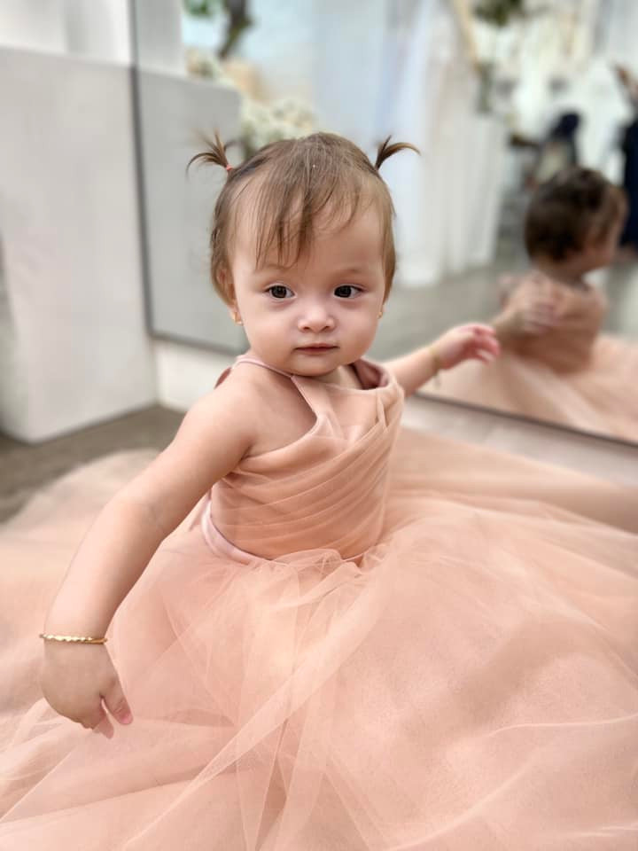 Cặp song sinh lai Tây nhà Á hậu Diễm Châu được mẹ đưa đến studio áo cưới để lên đồ siêu xinh, làm mẫu chuẩn bị cho "ngày trọng đại".