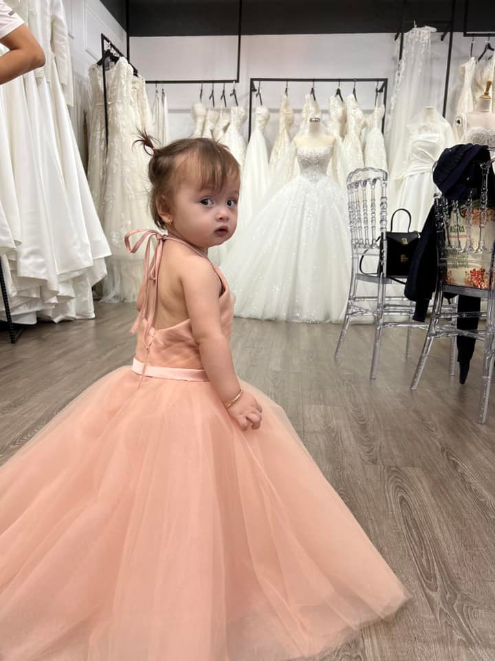 Á hậu Áo dài Việt Nam 2006 gây háo hức cho các fan của hai thiên thần sắp tròn 1 tuổi khi tiết lộ: "Tụi con đã sẵn sàng cho “ngày trọng đại”, mấy cô chú nhớ đến chơi với con nhé!".