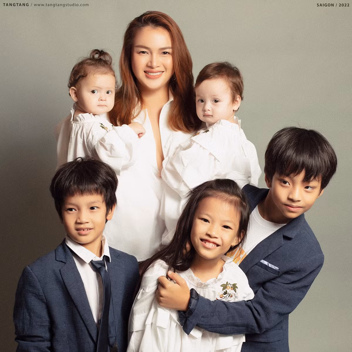 Á hậu Diễm Châu được mệnh danh là mẹ đơn thân đông con nhất Vbiz. Dù trong số 5 con nhỏ, có bé không phải là con ruột song nàng hậu vẫn dành tình cảm yêu thương và thời gian chăm sóc các "nhóc tỳ" như nhau.