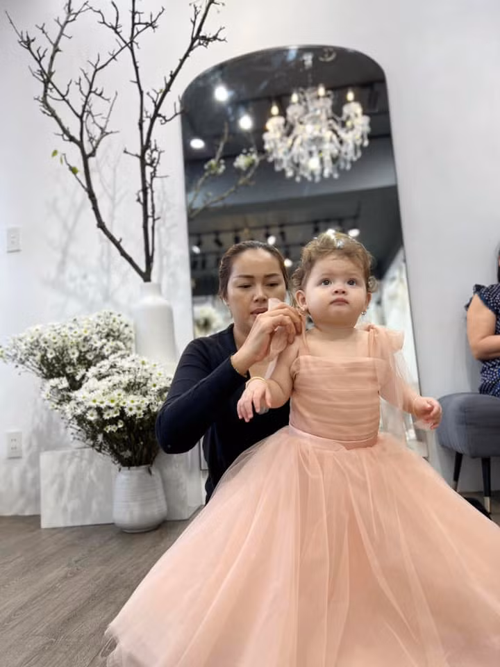 Chị Clara được mẹ chỉnh sửa trang phục công chúa.