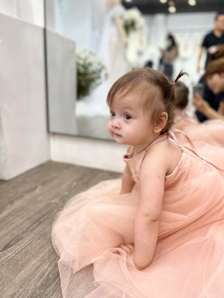 Gái út Jolie biểu cảm siêu đáng yêu.