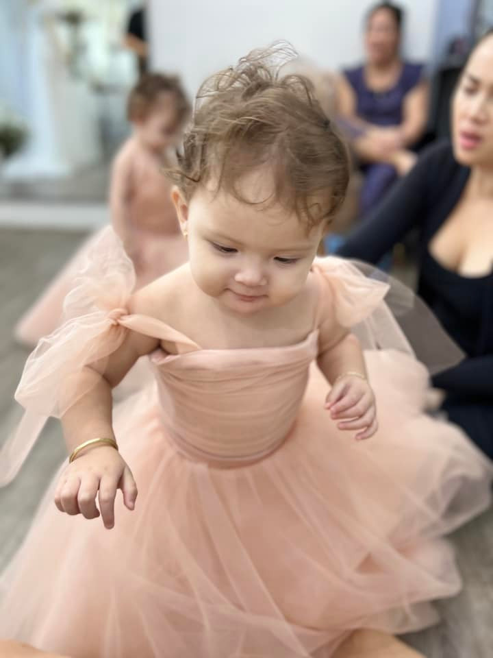 Ngày 17/11 năm ngoái, Diễm Châu vỡ oà thông báo đã hạ sinh cặp song sinh bé gái xinh xắn.