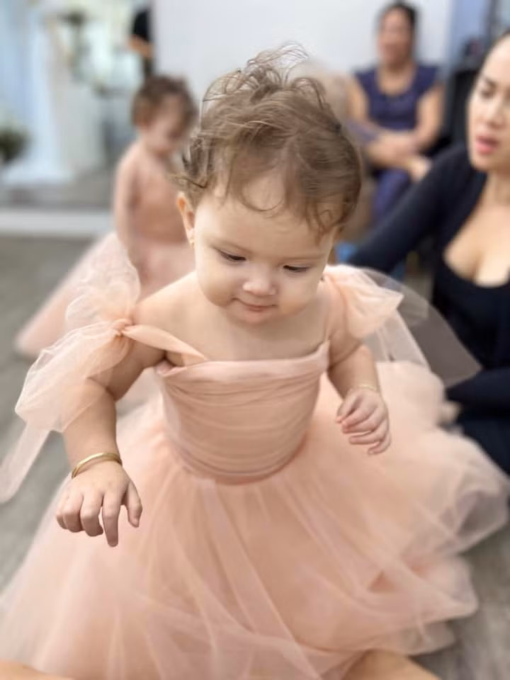 Ngày 17/11 năm ngoái, Diễm Châu vỡ oà thông báo đã hạ sinh cặp song sinh bé gái xinh xắn.