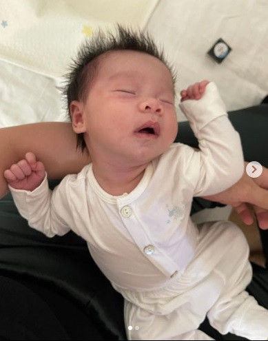 Khoảnh khắc "dìm hàng" con của Hà My. Quý tử được nhận xét sở hữu nhiều nét giống bố.