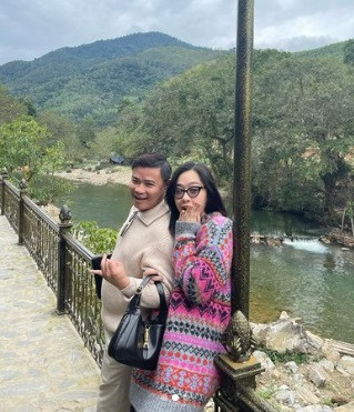 MC VTV và ông xã hơn 16 tuổi chụp ảnh trong chuyến đi Hà Giang hồi đầu năm để "hâm nóng" tình cảm.