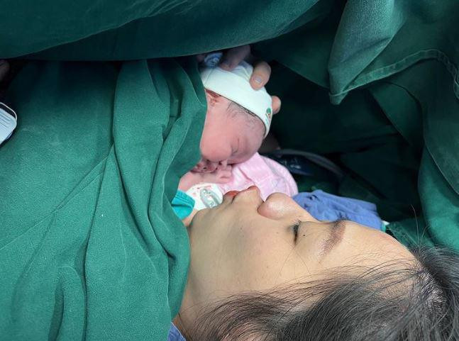 Hà My sinh quý tử cho CEO Hùng Đinh vào ngày 20/8 vừa qua. Mỹ nhân từng lọt top 15 Hoa hậu Việt Nam năm 2018 thoải mái chia sẻ hình ảnh đáng yêu của con trai lên trang cá nhân.