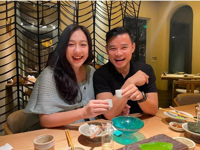 Hoa khôi Press Green Beauty 2019 hiếm hoi chia sẻ khoảnh khắc đời thường hạnh phúc bên CEO công nghệ. Tháng 6 vừa qua, mẹ bỉm 9X đăng ảnh hai vợ chồng nhân ngày sinh nhật thứ 26 của cô cùng dòng cảm xúc: "Mình hạnh phúc mình biết là được".