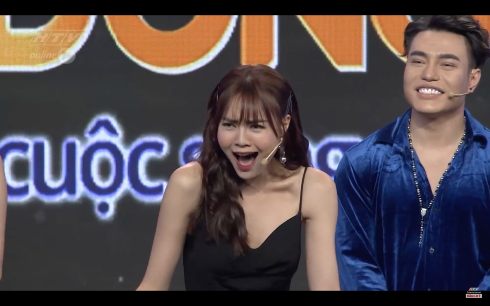 Tham gia nhiều gameshow trên truyền hình, nữ diễn viên "Cua lại vợ bầu" thường gây cười bằng cách cố tình thể hiện giọng hát chênh phô, không thể bắt đúng tông. Ảnh chụp chụp hình.