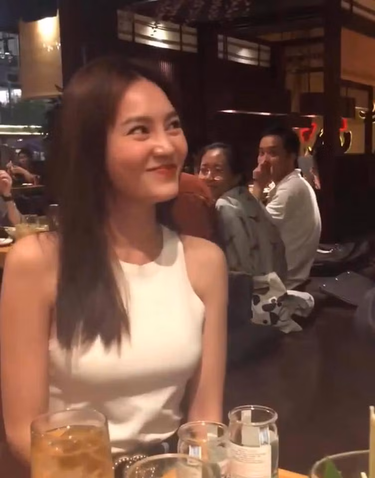  Lan Ngọc từng thu hút ánh nhìn của người xung quanh khi cất giọng hát "phá" một loạt hit.