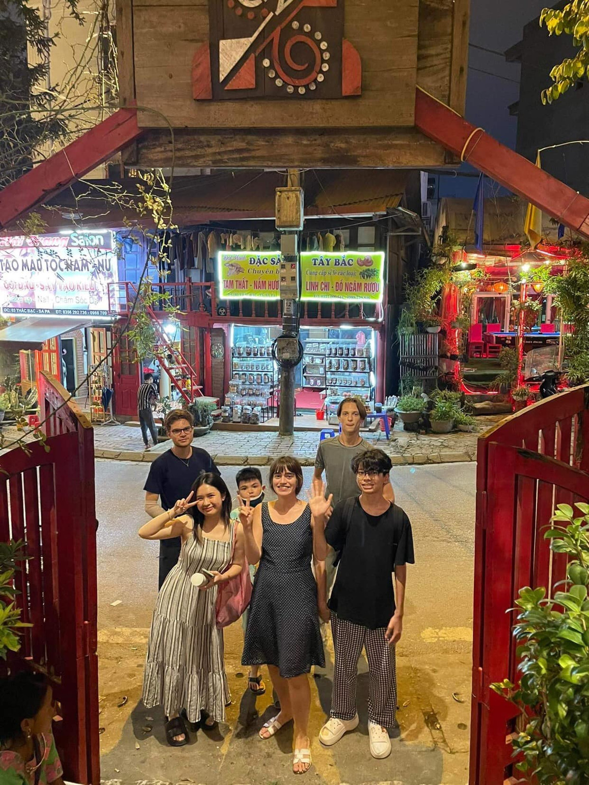 Nam diễn viên "Em và Trịnh" thường xuyên chia sẻ những câu chuyện về cuộc sống, học hành, sở thích của các con lên trang cá nhân.