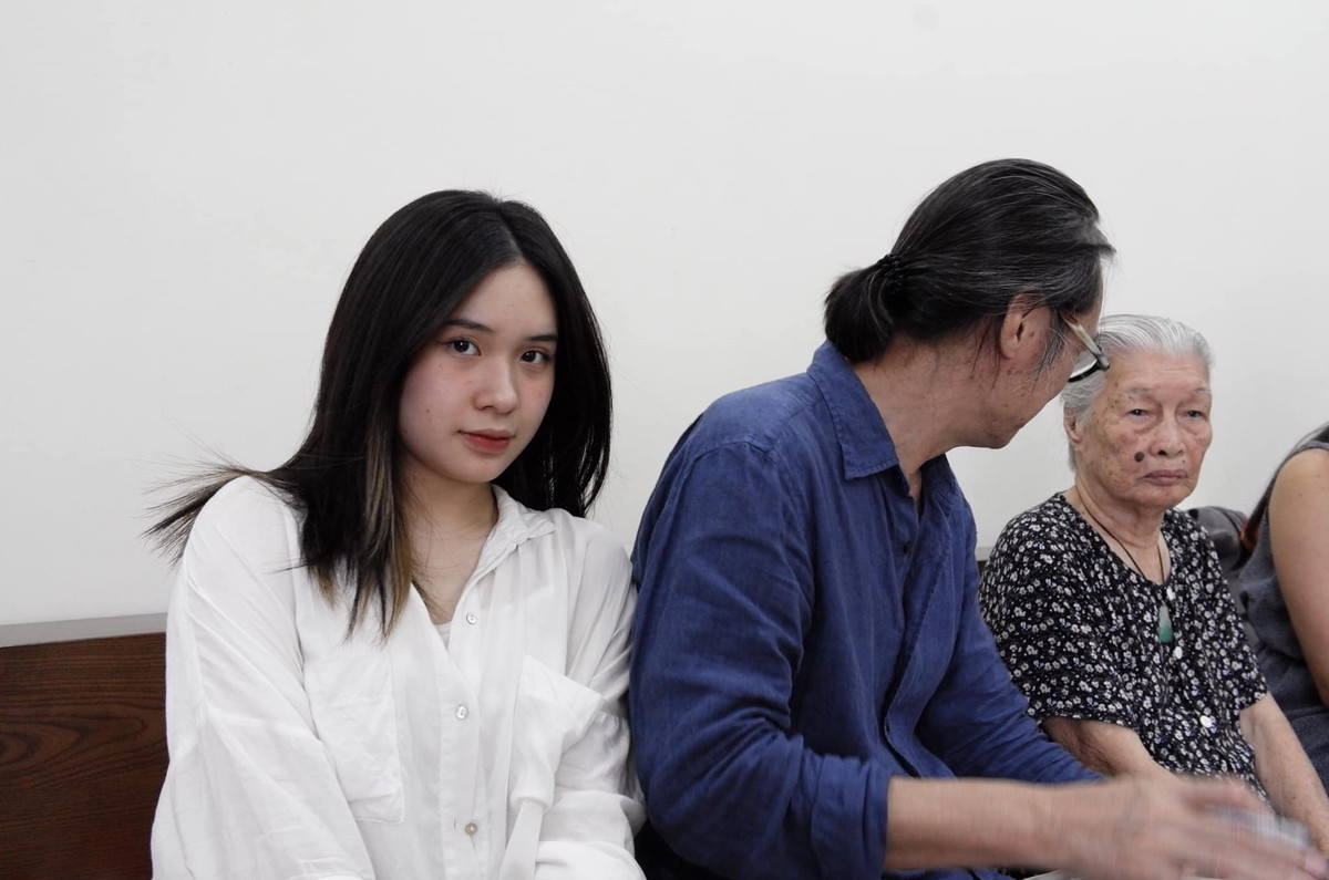 Theo đó, nam đạo diễn viết: "Gia đình nào cũng có câu chuyện kiểu như cổ tích của mình. Chuyện nhà tôi: Xưa có 3 chị em nhà nọ, cô chị xinh đẹp, ham học và học giỏi. Ngoài giờ học chị cả luôn chăm sóc giúp đỡ các em, nấu cơm giặt quần áo… 2 người em trai thì ngược lại, lười biếng, ham chơi, phòng ốc lúc nào cũng bừa bộn hôi hám. Đã thế chúng còn hay trêu chọc mọi người, chán, 2 anh em nhà đấy quay sang chòng ghẹo và oánh nhau sứt đầu mẻ trán mặc cho cô chị cố gắng can ngăn…".