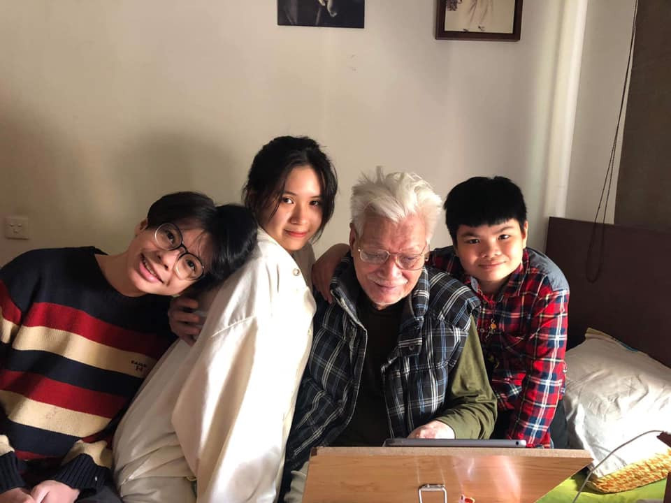 Các con của NSƯT Trần Lực chụp ảnh cùng ông nội.