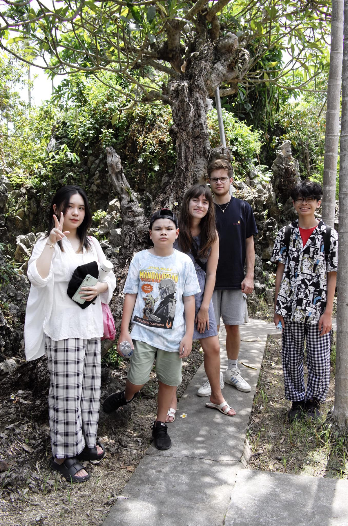 Mỹ Anh cùng hai em trong chuyến đi chơi với những người bạn nước ngoài.