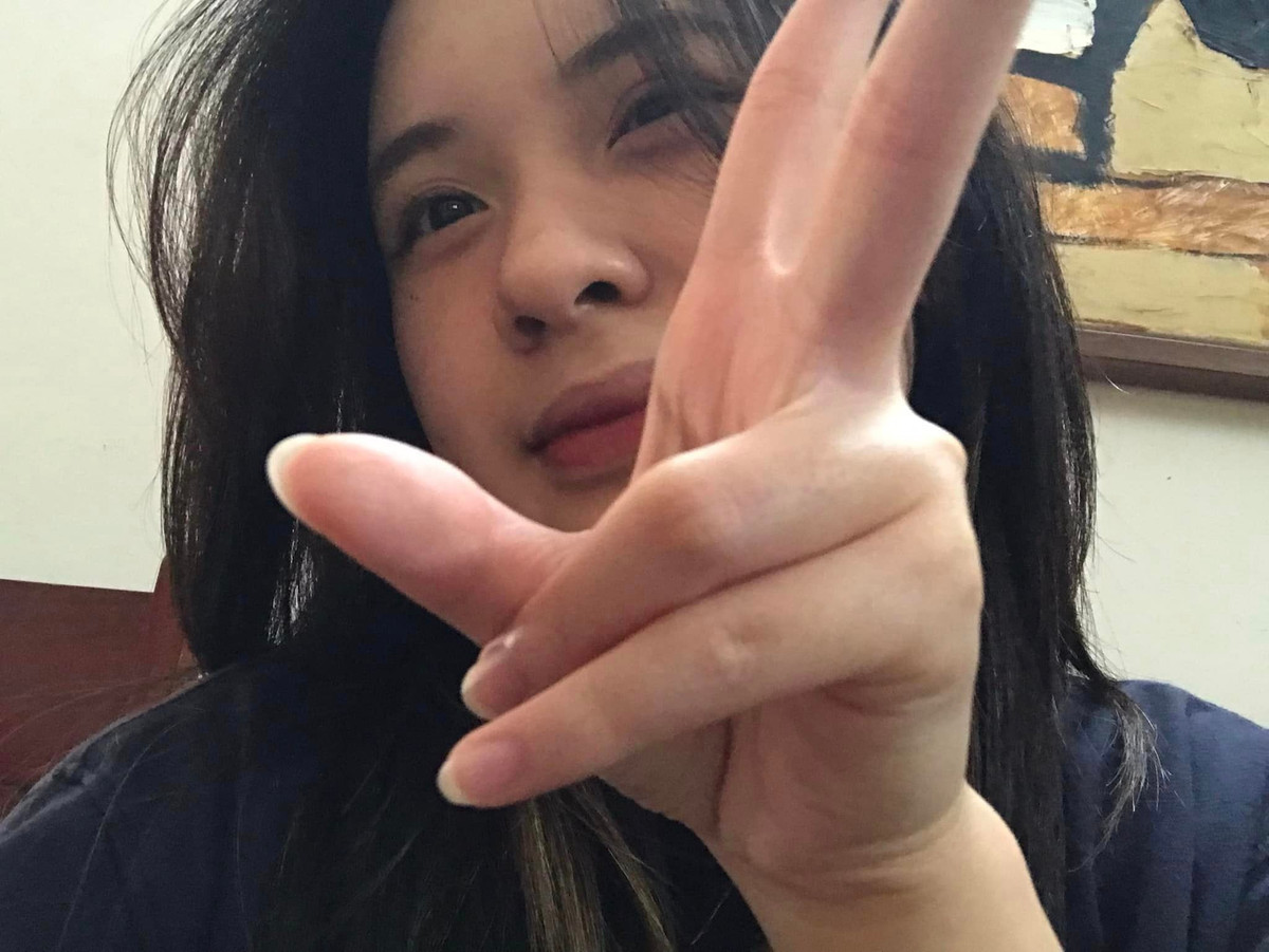 Con gái đạo diễn Trần Lực không chỉ xinh đẹp mà còn học giỏi, sớm bộc lộ tài năng đàn hát. Cô bạn luôn được bố động viên và khuyến khích để tự do theo đuổi sở thích của mình.