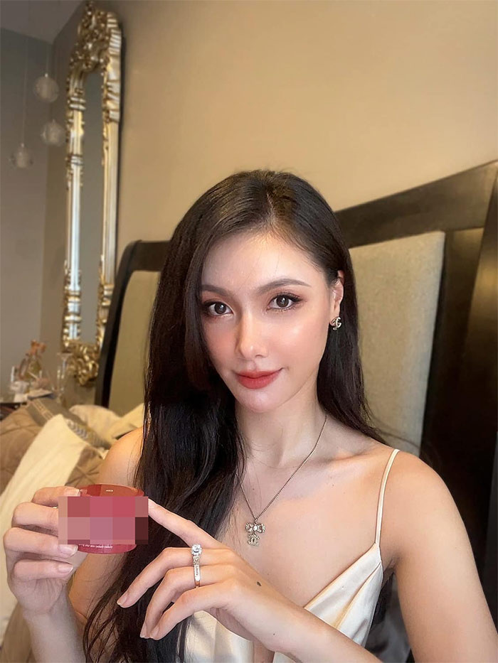 Ngoài ra, nữ MC xinh đẹp còn kinh doanh quần áo, mỹ phẩm và học thạc sĩ.