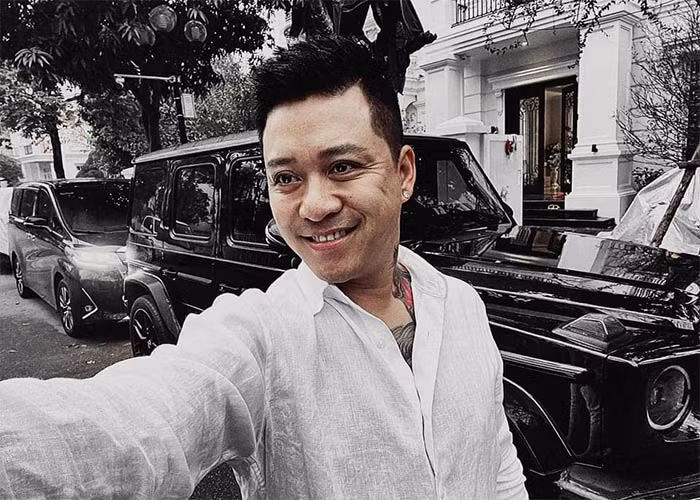 Nam ca sĩ sinh năm 1978 là một trong những ngôi sao giàu có của Vbiz. Anh sở hữu khối tài sản khủng với nhiều xe sang, bất động sản và đồ hiệu đáng giá.