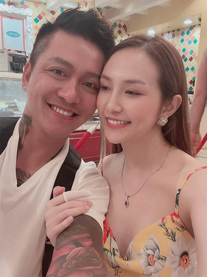 Tuấn Hưng có hậu phương vững chắc khi vợ là chủ của một chuỗi cửa hàng làm đẹp, có thương hiệu mỹ phẩm riêng và hiện còn lấn sân sang cả lĩnh vực ăn uống.