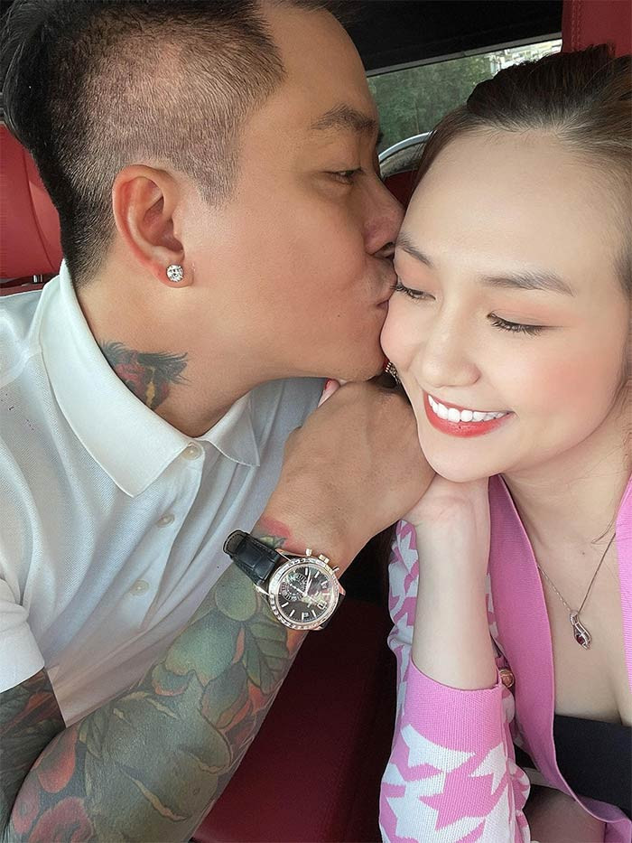 Kể từ khi kết hôn tới bây giờ, vợ chồng Tuấn Hưng luôn khiến mọi người ghen tị vì những cử chỉ âu yếm, yêu thương dành cho nhau như đang thời kỳ yêu đương.