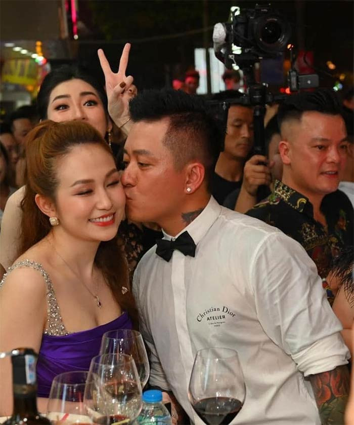 Vợ Tuấn Hưng là Trần Thu Hương hay còn gọi Hương Baby, sinh năm 1991 tại Hà Nội. Cô là một trong những hot girl đình đám đời đầu của Hà thành.