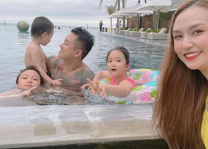 Cuộc sống của giọng ca "Tìm lại bầu trời" viên mãn bên vợ đẹp và ba con kháu khỉnh.