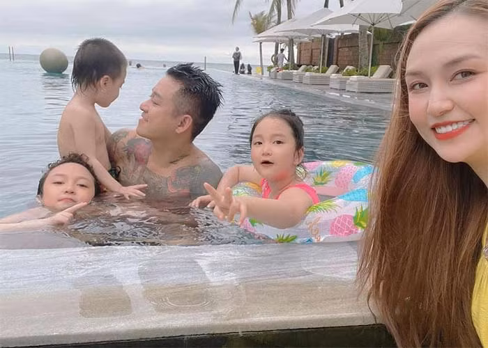 Cuộc sống của giọng ca "Tìm lại bầu trời" viên mãn bên vợ đẹp và ba con kháu khỉnh.