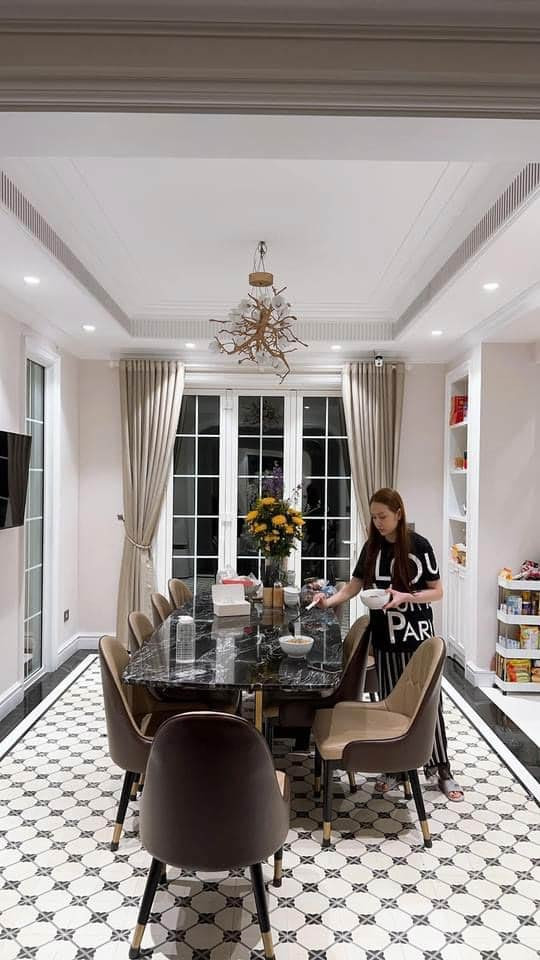 Hiện hai vợ chồng Tuấn Hưng đang sống trong căn biệt thự sang trọng thiết kế theo phong cách châu Âu với nội thất đắt đỏ.