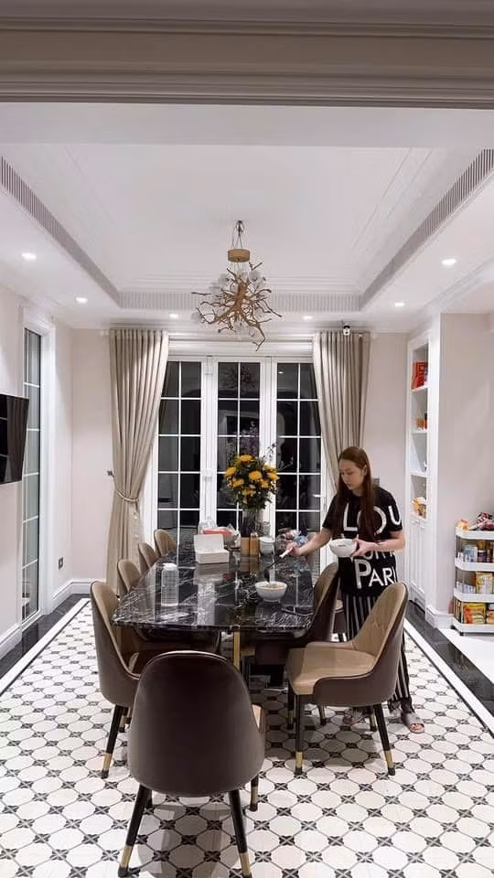 Hiện hai vợ chồng Tuấn Hưng đang sống trong căn biệt thự sang trọng thiết kế theo phong cách châu Âu với nội thất đắt đỏ.