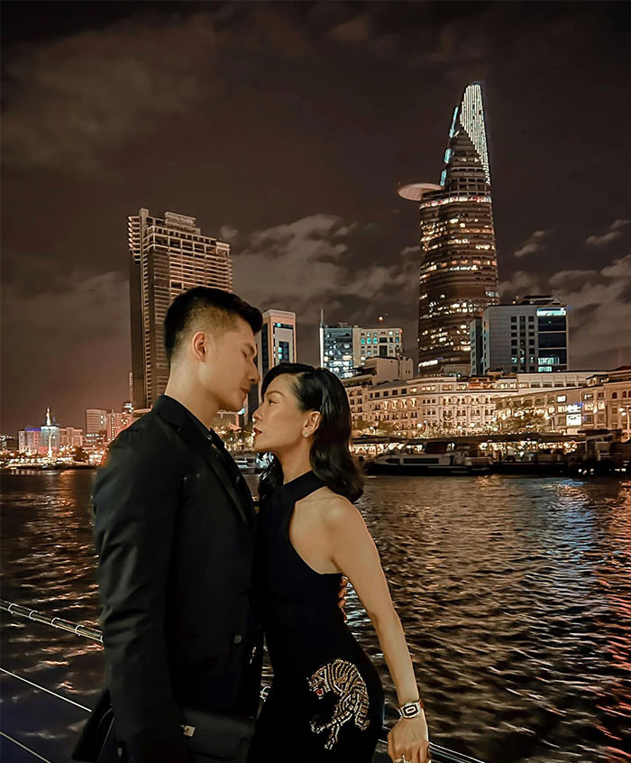 Trong loạt ảnh đi chơi cùng nhau mới đây, khi Lâm Bảo Châu thể hiện lời nói ngọt ngào với Lệ Quyên trên trang cá nhân, một tài khoản đã bình luận: "Xạo xạo, chưa chia đất đai sổ đỏ cho thì có. Chia rồi thì saygoodbye chứ ở đó mà yêu với đương...".