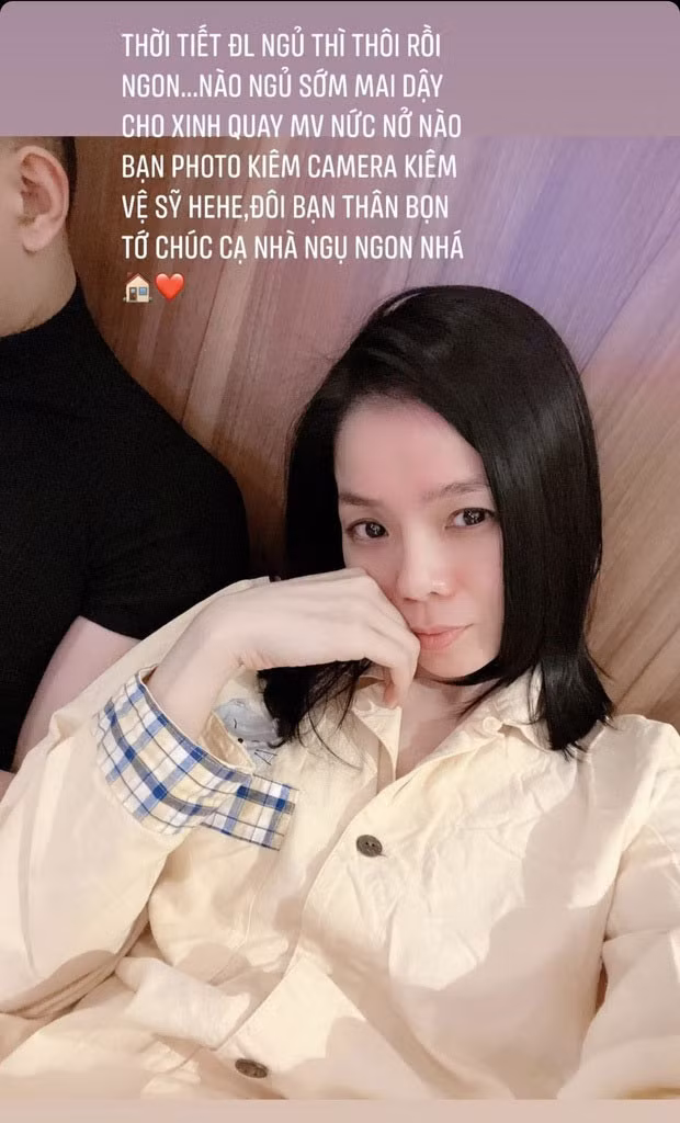 Đầu năm 2022, khi cư dân mạng xì xào việc Lâm Bảo Châu ngồi dưới ghế khán giả nhưng hờ hững với tiết mục biểu diễn của Lệ Quyên, nữ ca sĩ đăng ảnh bên tình trẻ và viết: "Thời tiết Đà Lạt ngủ thì thôi rồi ngon... Nào ngủ sớm mai dậy cho xinh quay MV nức nở nào bạn photo kiêm camera kiêm vệ sĩ...".