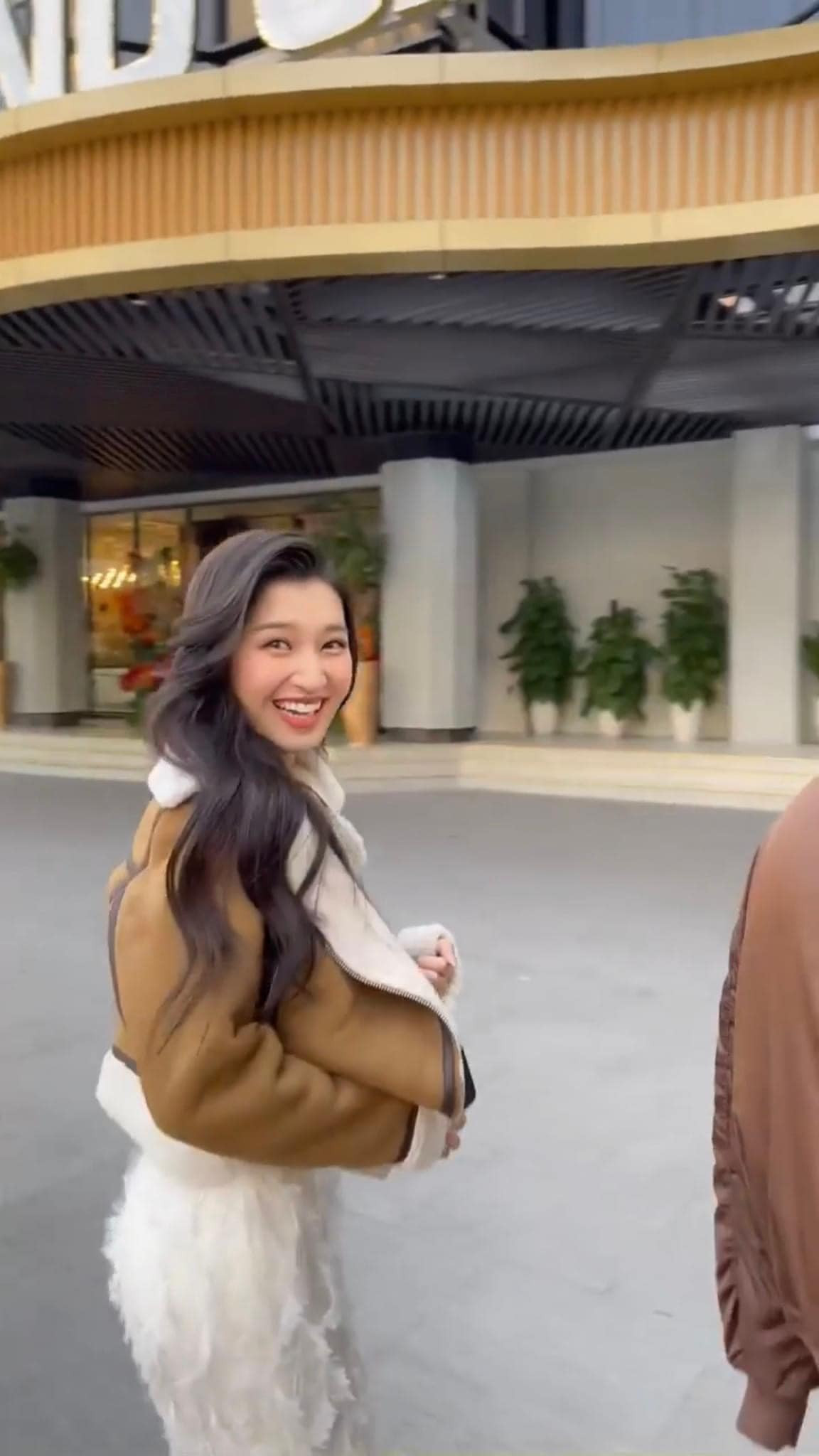 Phương Nhi liên tục quay về phía người bạn quay clip bày tỏ sự sung sướng.