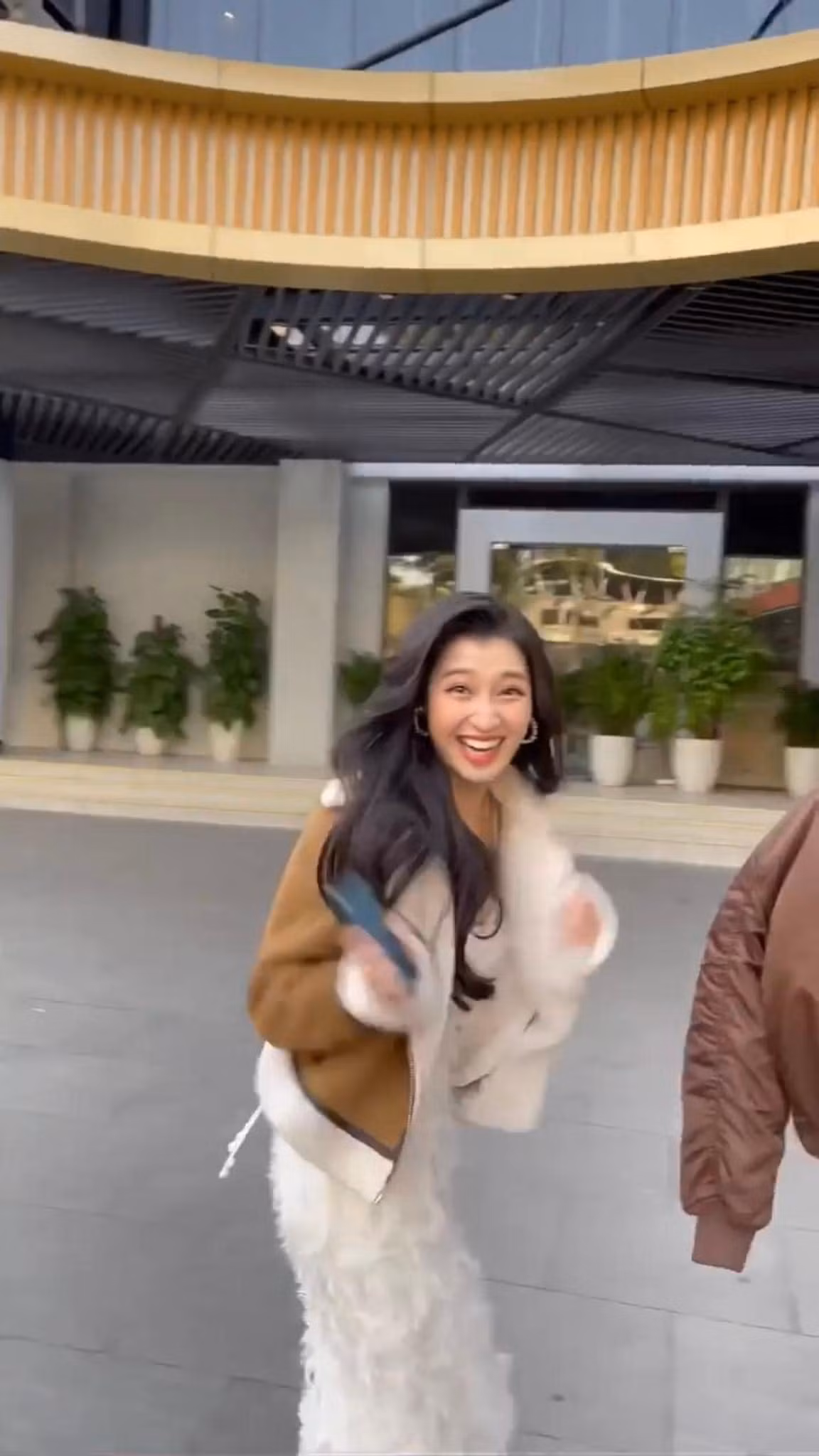 Cô nàng chỉ muốn hú hét lên thật to nhưng còn có chút ngại ngùng.