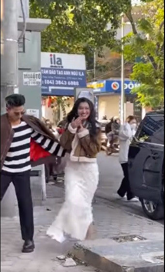 Đoạn clip cho thấy, khi vừa bước xuống, Phương Nhi đã được Isaac ra đón ngay ở cửa xe. Người đẹp không giấu nổi khoảnh khắc cười sung sướng khi được anh chàng đẹp trai, ga lăng vòng tay đỡ qua eo để khỏi bị vấp ngã.