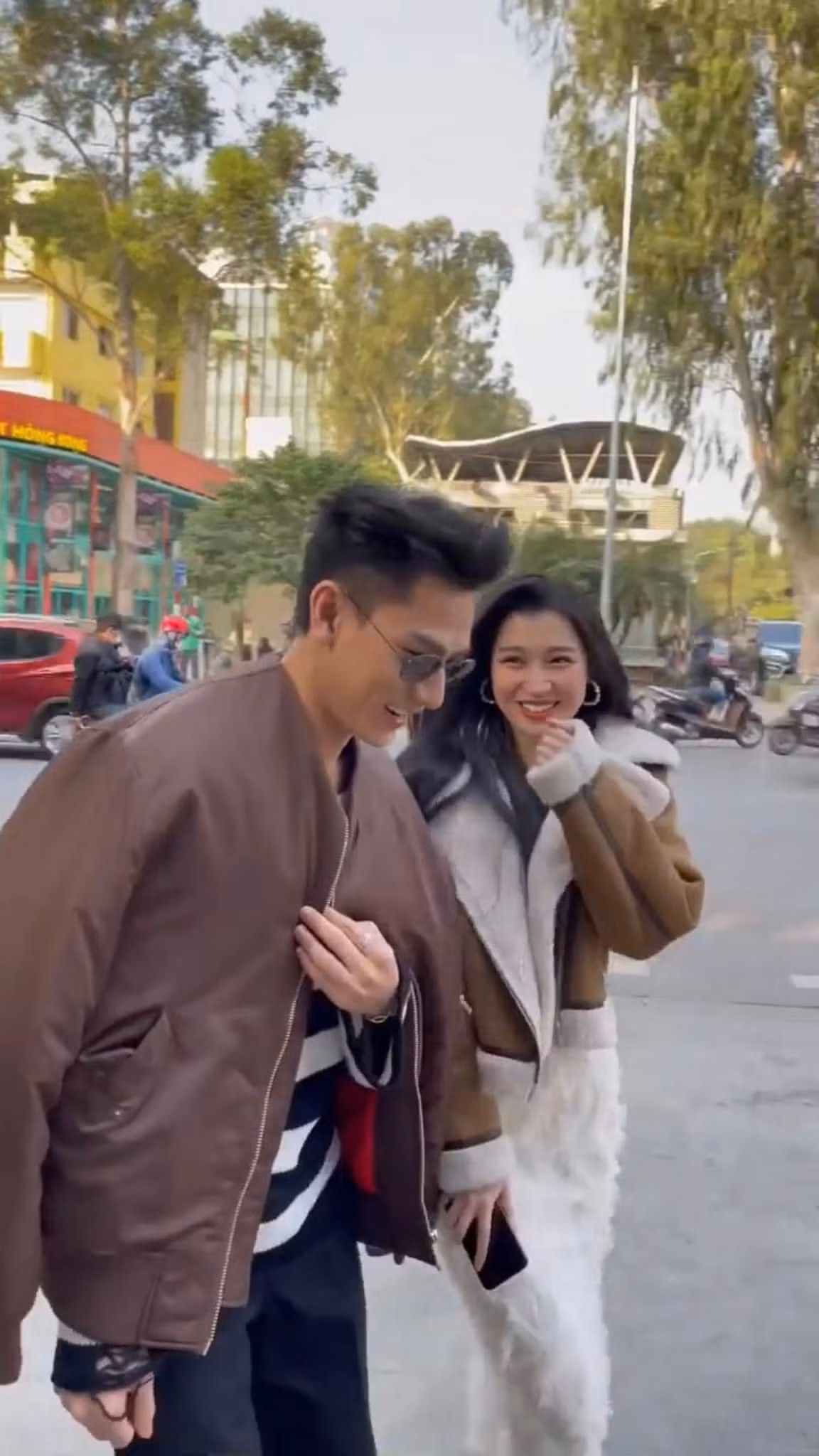 Cận cảnh khoảnh khắc Á hậu Phương Nhi cười tít mắt, không giữ được bình tĩnh khi được nam ca sĩ quan tâm hỏi han "em có lạnh không" đang gây sốt.