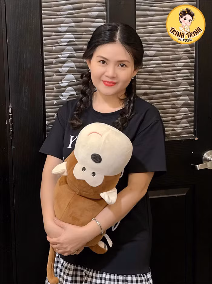 Ở tuổi 45, Trinh Trinh được nhiều người khen là trẻ nhờ phong cách ăn mặc trẻ trung và ngoại hình ưa nhìn.