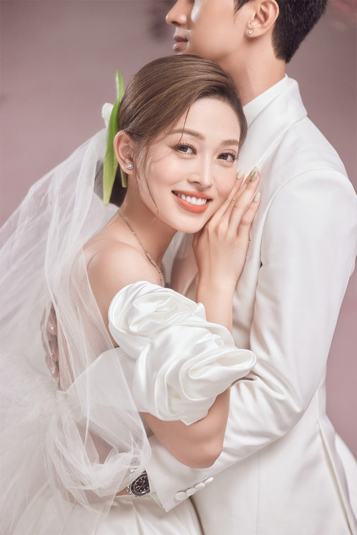 Phương Nga nhận lời cầu hôn của Bình An vào ngày Lễ tình nhân năm 2022 và theo chia sẻ của nàng Á hậu, nam diễn viên "Gara hạnh phúc" là mối tình đầu của cô.