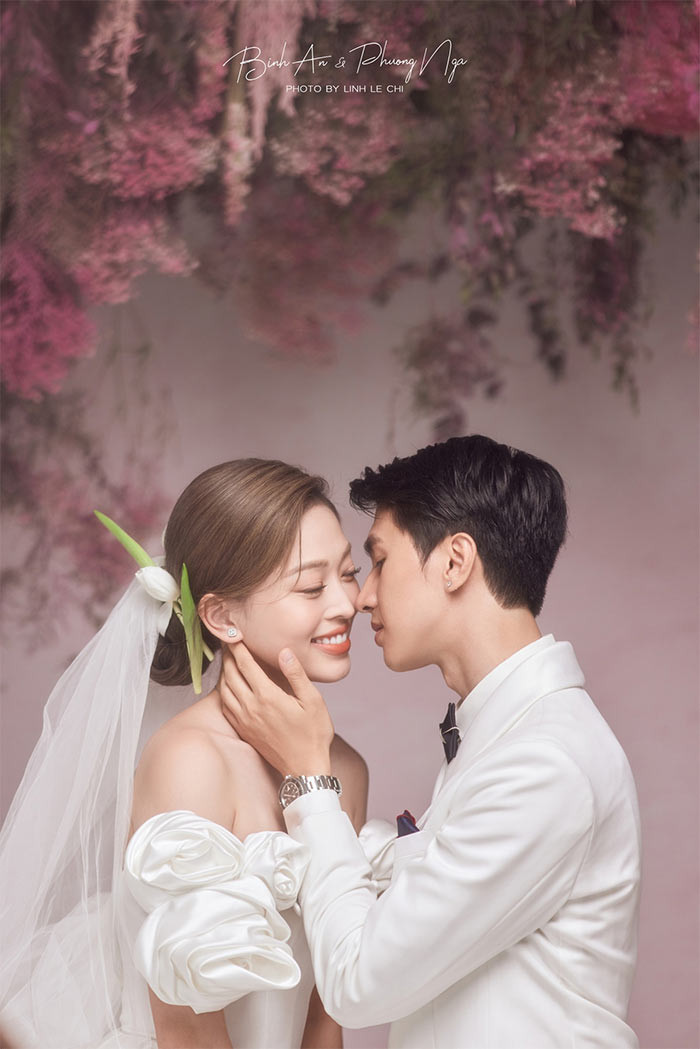 Ngày 6/10, cặp đôi đã tổ chức lễ ăn hỏi ấm cúng với dàn bê tráp hùng hậu toàn hoa hậu, người đẹp, diễn viên như: Hoa hậu Đỗ Mỹ Linh, Đỗ Thị Hà, Á hậu Kiều Loan, Phương Anh, diễn viên Lương Thanh, người đẹp Thúy Vi, đạo diễn Vũ Hồng Thắng, diễn viên Đình Tú, Trọng Lân.